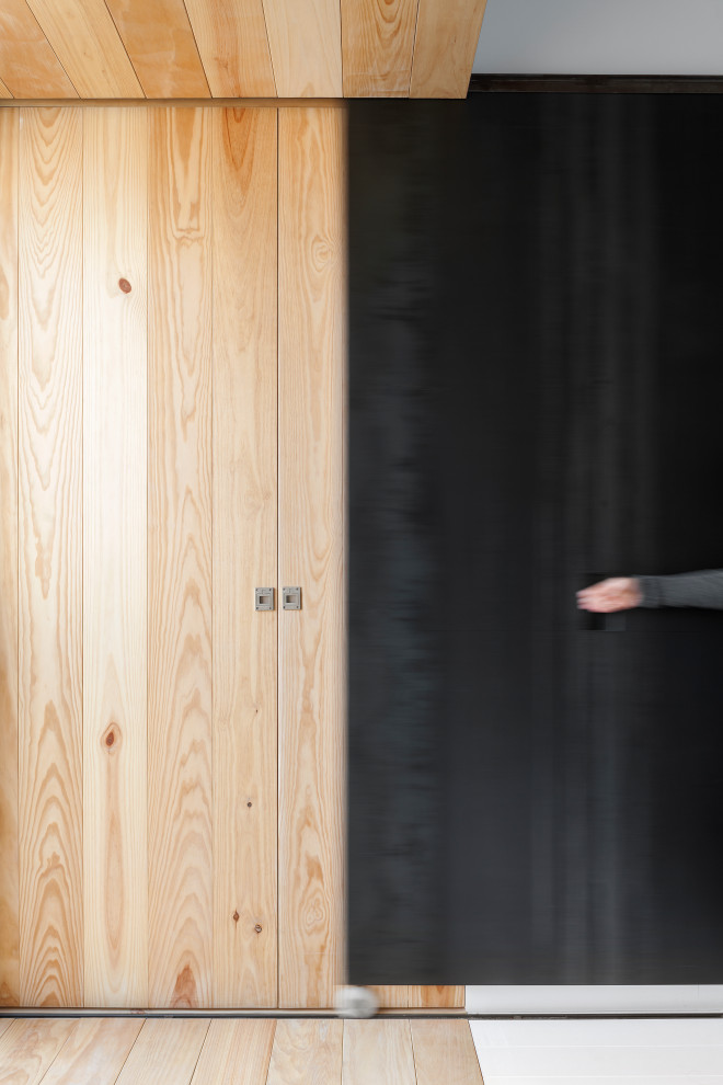 Esempio di armadi e cabine armadio design con ante con riquadro incassato, ante in legno chiaro, pavimento in legno verniciato, pavimento bianco e soffitto in legno