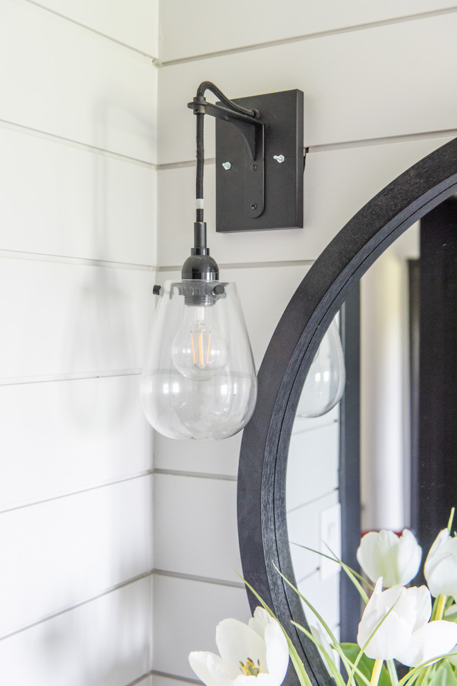 Example of a transitional home design design in Toronto