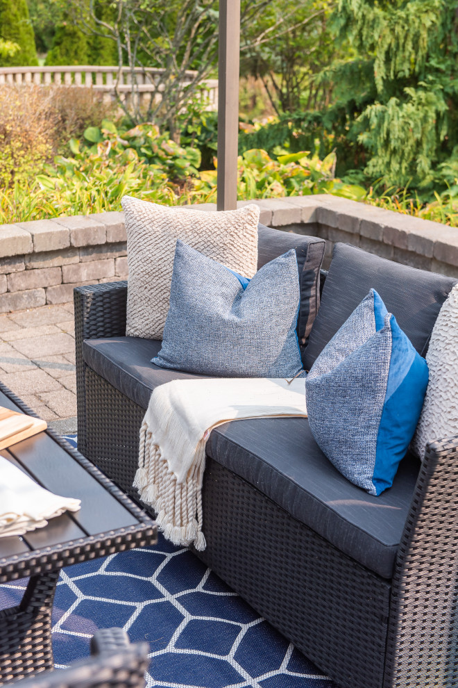 Transitional home design photo in Toronto