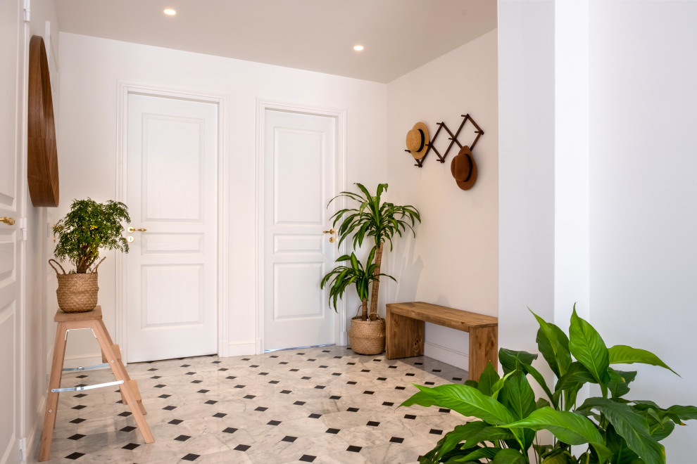 Источник вдохновения для домашнего уюта: фойе среднего размера в стиле неоклассика (современная классика) с белыми стенами, мраморным полом, поворотной входной дверью, синей входной дверью, белым полом и кессонным потолком