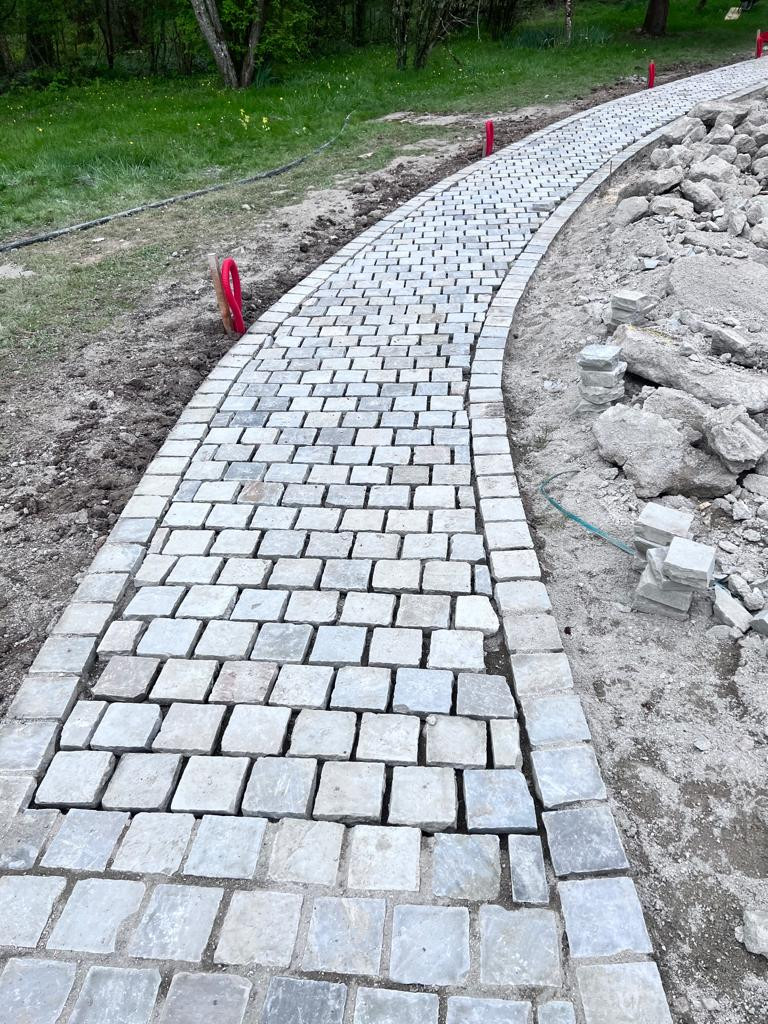 Pavage en Pavé Parisien – Un Chemin d’Élégance pour un Château en Île-de-France