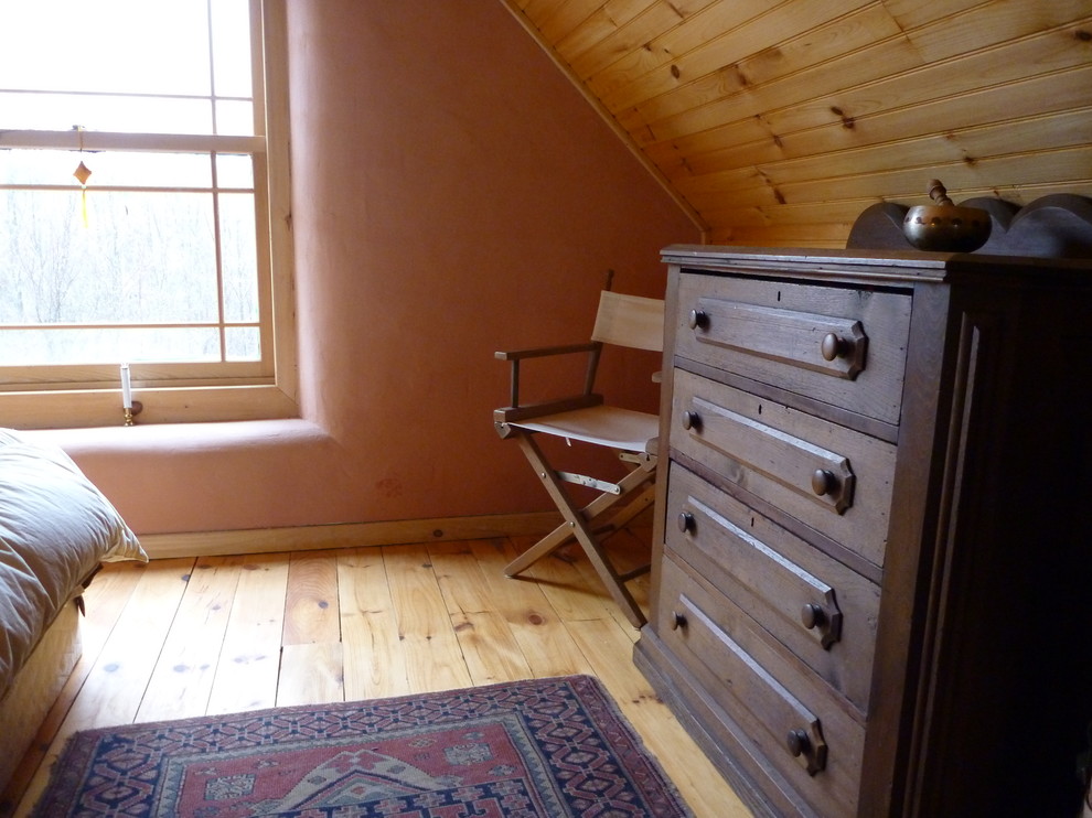 Photo of a traditional bedroom in Burlington.