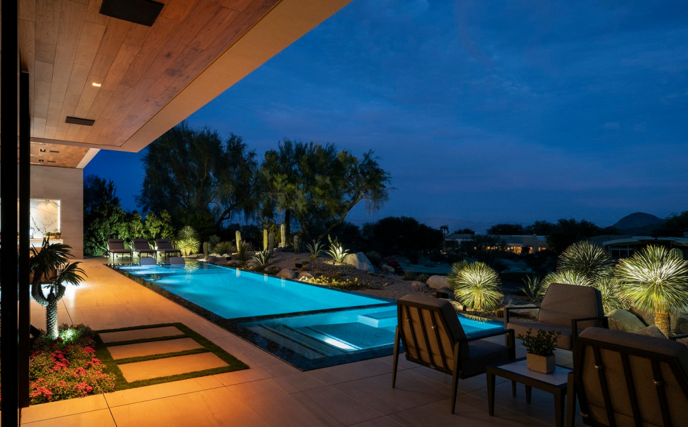 Geräumiger, Gefliester Moderner Infinity-Pool hinter dem Haus in rechteckiger Form mit Pool-Gartenbau in Los Angeles