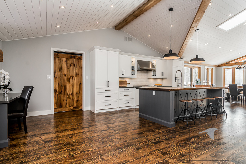 Transitional kitchen photo in Toronto