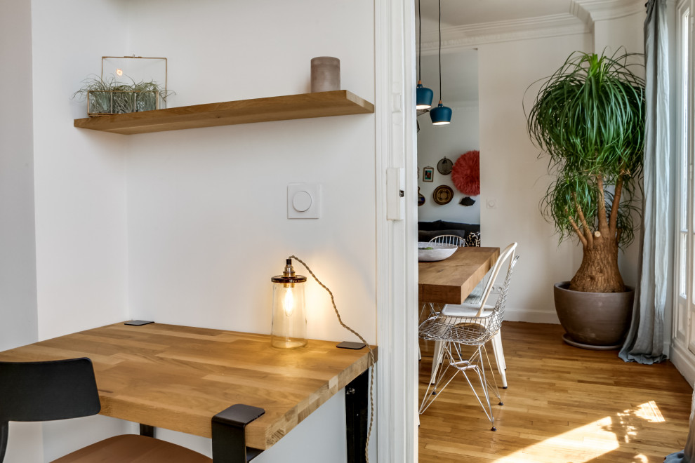 На фото: домашняя мастерская среднего размера в стиле фьюжн с белыми стенами, полом из керамической плитки, отдельно стоящим рабочим столом и синим полом с