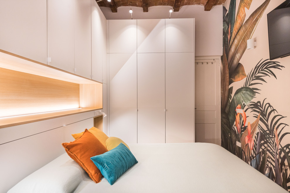 Идея дизайна: хозяйская спальня среднего размера, в белых тонах с отделкой деревом в стиле неоклассика (современная классика) с разноцветными стенами, полом из винила, бежевым полом, балками на потолке и обоями на стенах