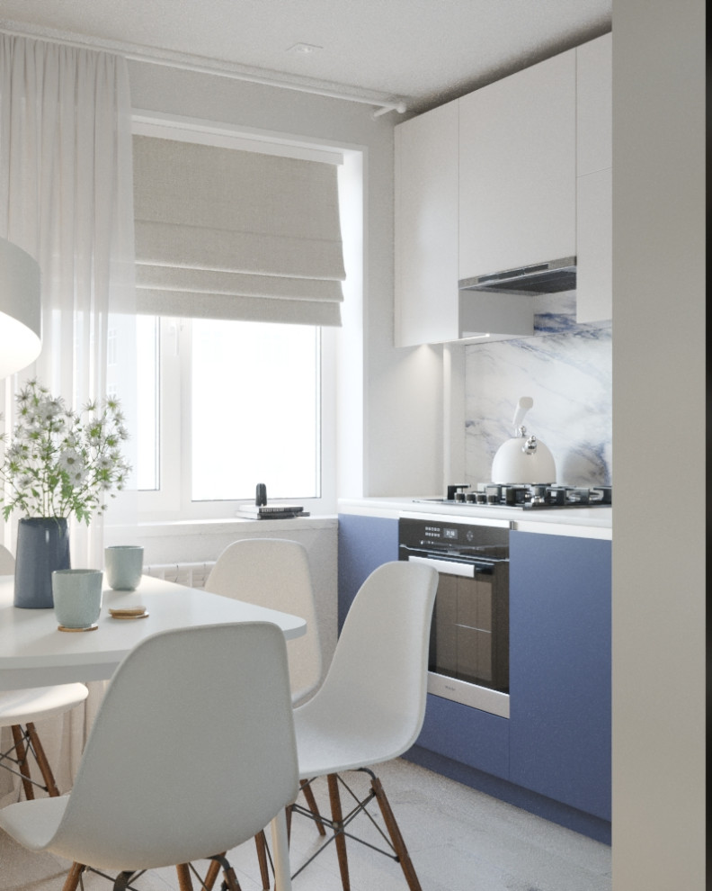 Маленькая кухня с ярким фартуком.