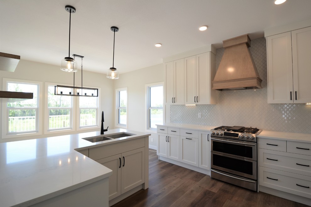 Kitchen - transitional kitchen idea in Calgary