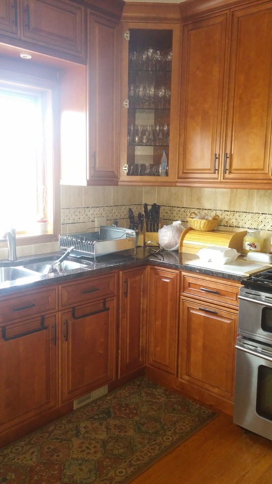 Arts and crafts kitchen photo in Chicago