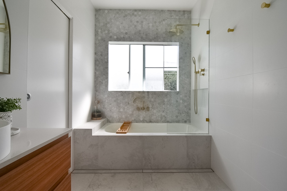 Inspiration for a contemporary bathroom in Gold Coast - Tweed.