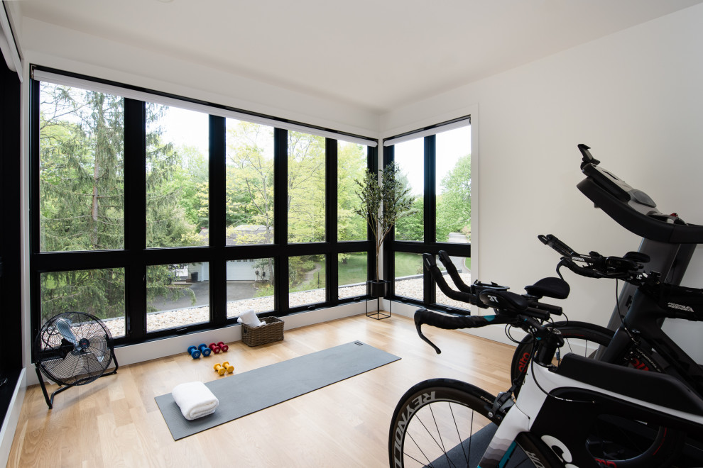 Inspiration for a modern home gym in New York.