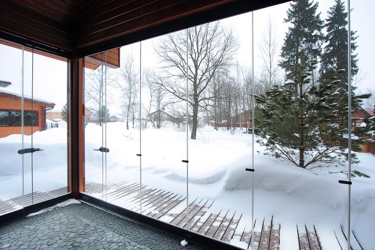 Летняя кухня со стеклянными панелями для зимы (из проекта "СПА на Новой Риге")