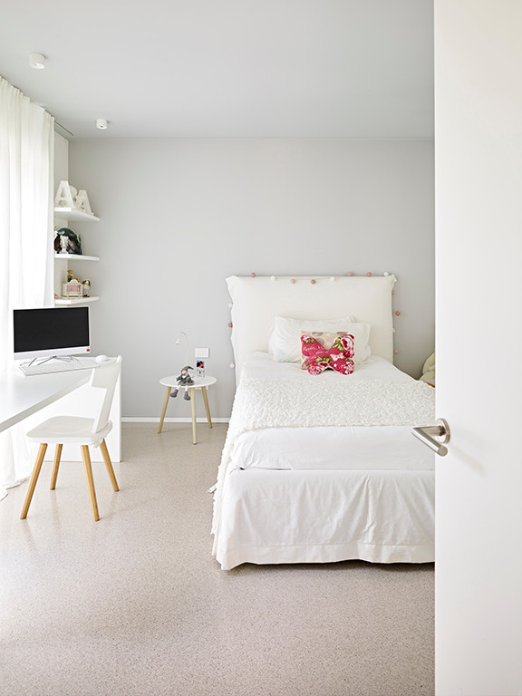 Foto di una camera da letto contemporanea con pareti grigie, pavimento grigio e pareti in legno