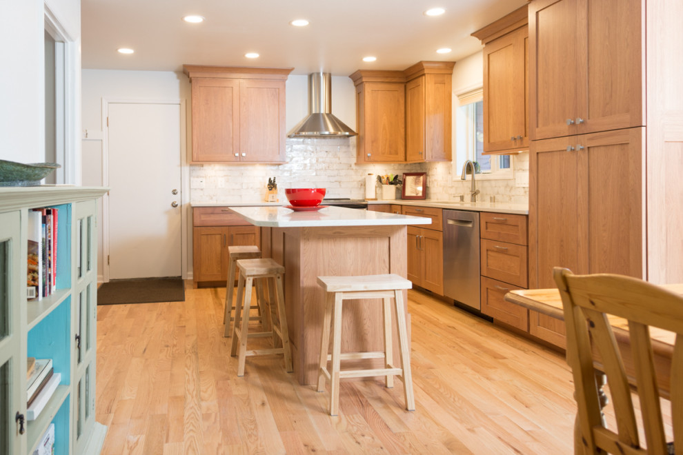 Kitchen - transitional u-shaped kitchen idea with an island