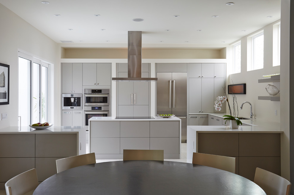 Design ideas for a mid-sized modern u-shaped eat-in kitchen in Orlando with an undermount sink, grey cabinets, quartz benchtops, stainless steel appliances, porcelain floors and with island.