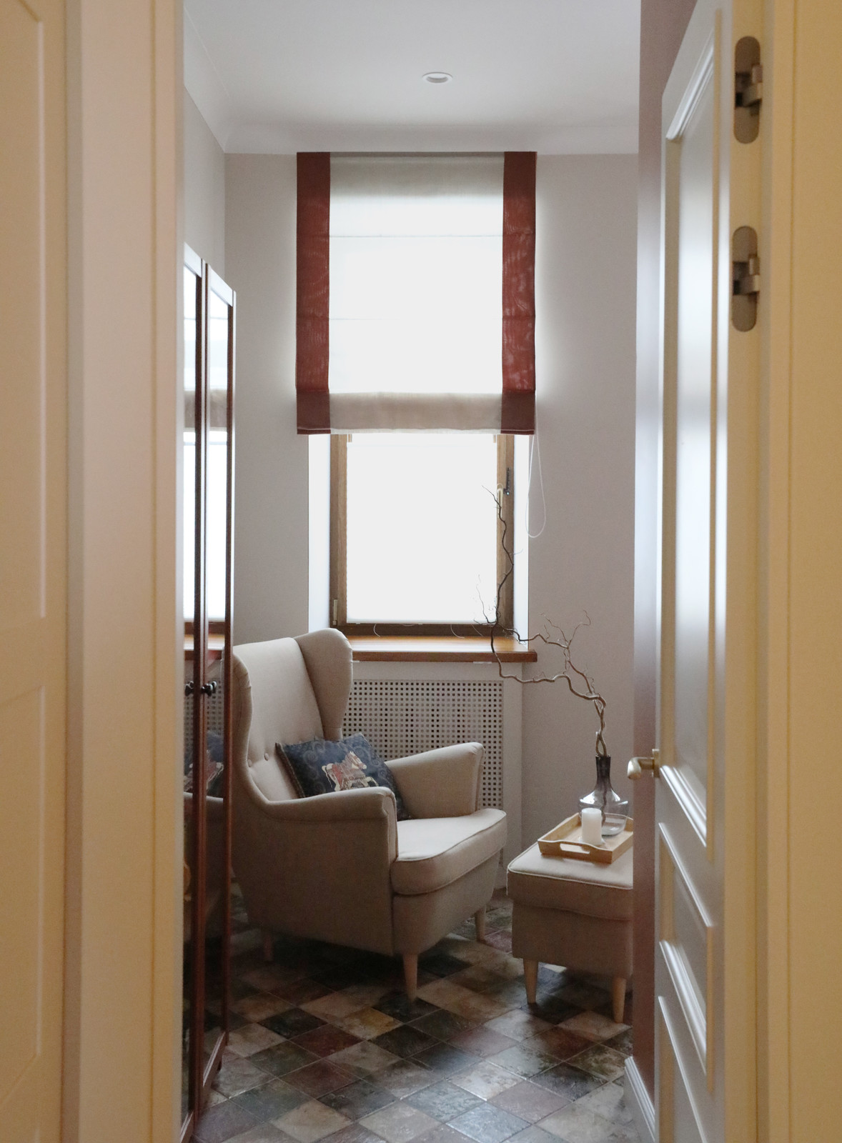 Вид из коридора в сторону кухни-столовой.