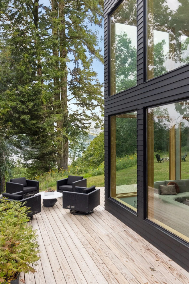 Inspiration for a contemporary deck remodel in Minneapolis