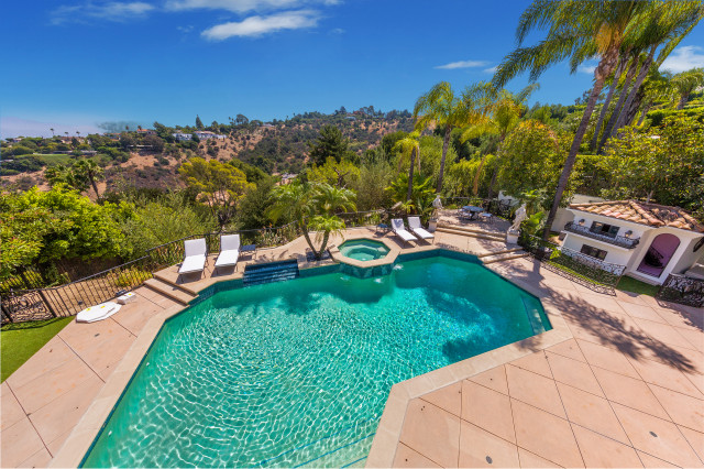 Beverly Hills Modern mediterranean-pool