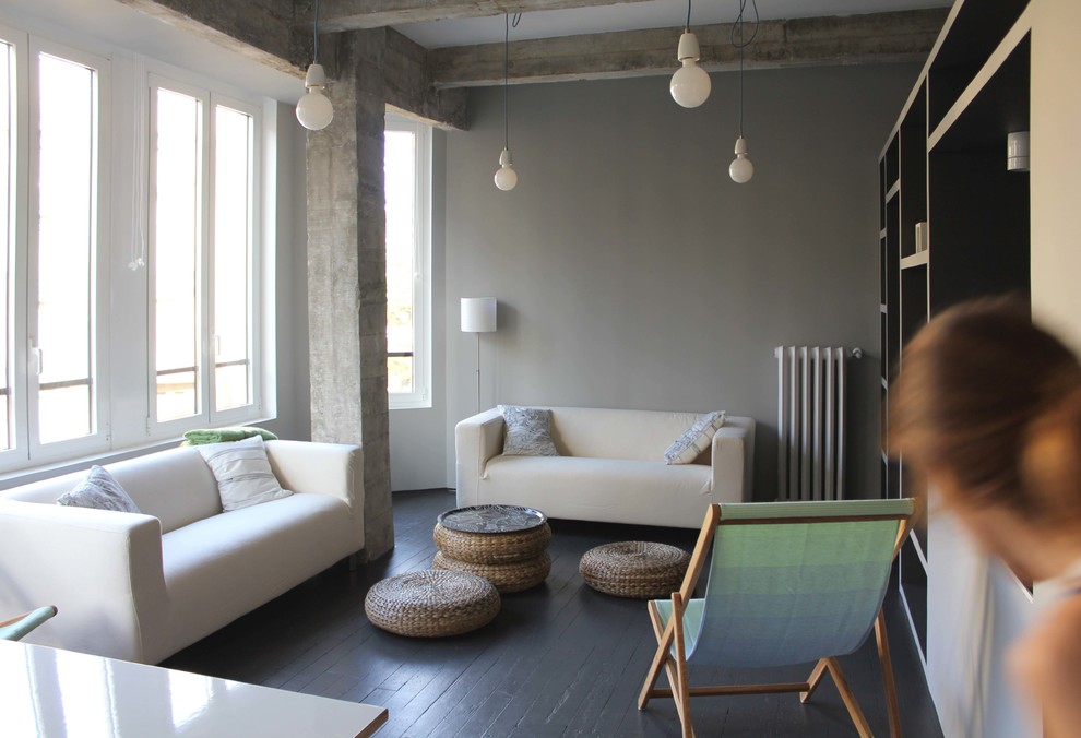 Diseño de biblioteca en casa abierta urbana de tamaño medio sin chimenea y televisor con paredes grises y suelo de madera pintada