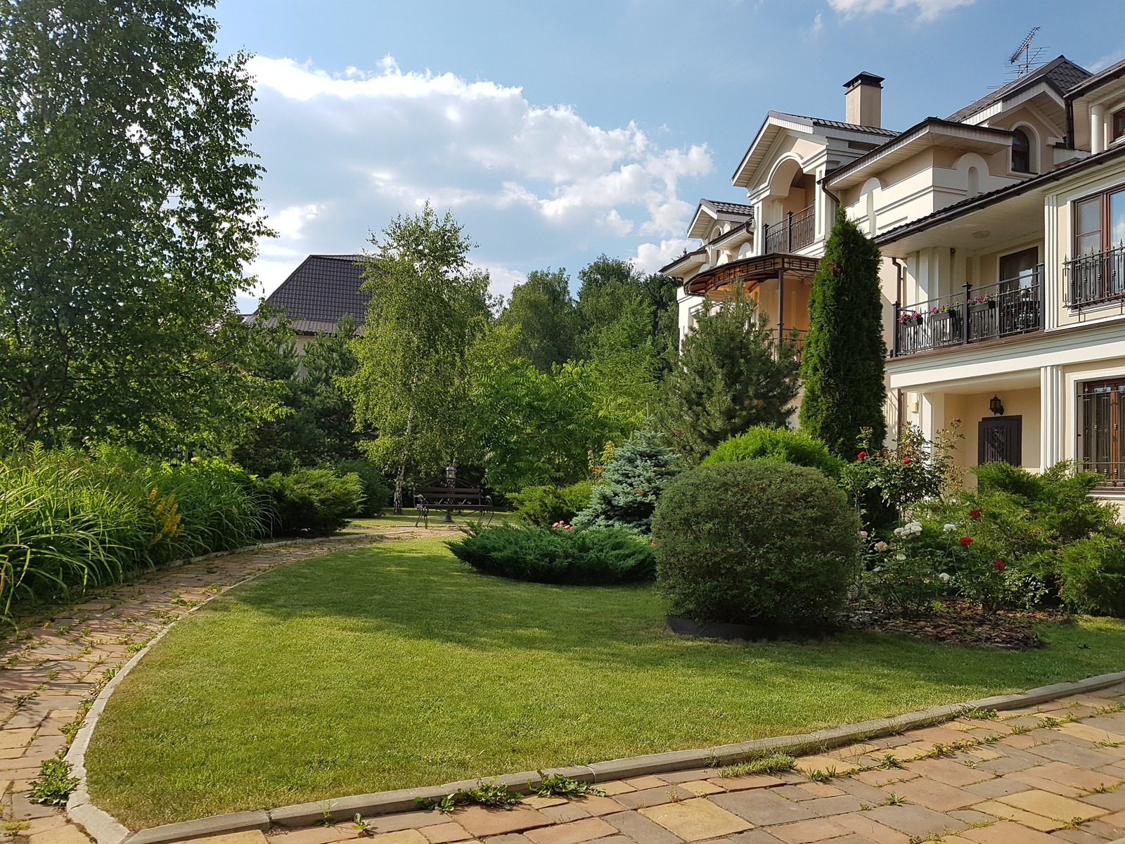 Декоративная парадная группа с хвойными и розами перед домом