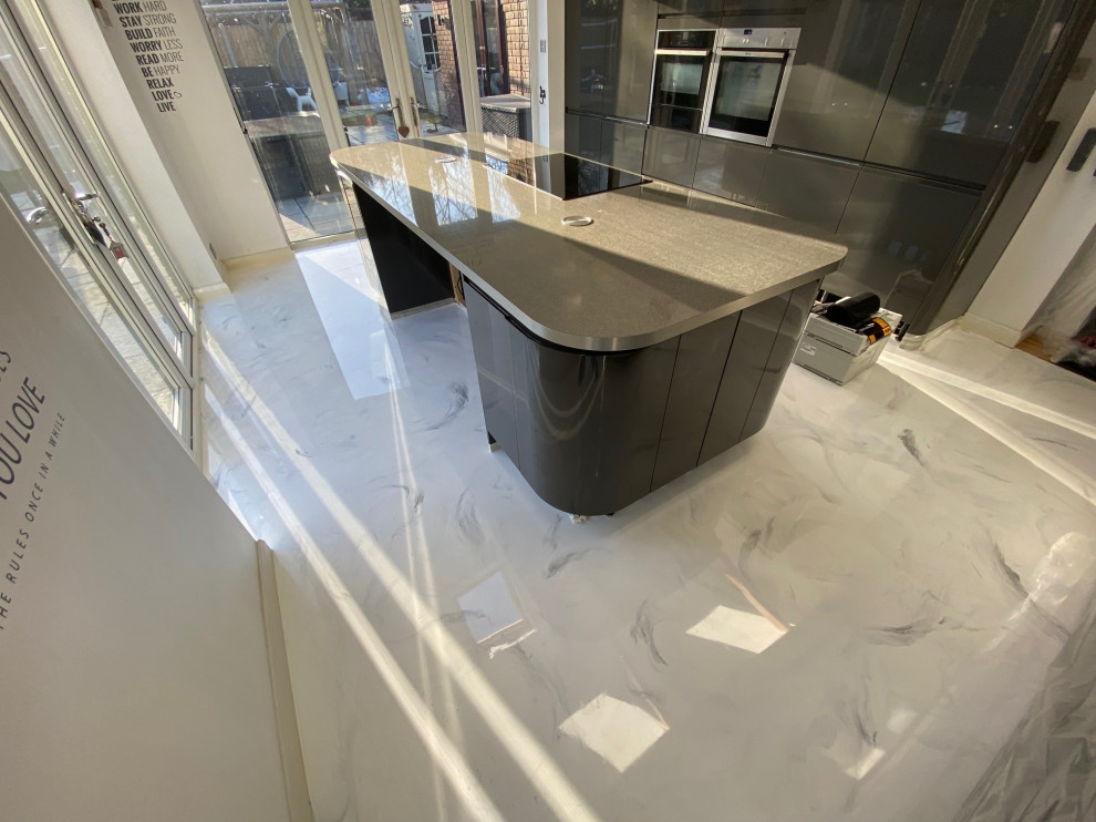 Foto di una piccola cucina contemporanea con pavimento bianco