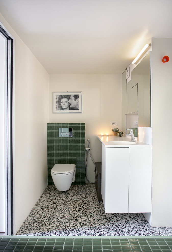 Idées déco pour une petite douche en alcôve principale contemporaine avec un placard à porte plane, des portes de placards vertess, une baignoire en alcôve, WC à poser, un carrelage vert, mosaïque, un mur vert, carreaux de ciment au sol, un lavabo intégré, un plan de toilette en surface solide, un sol vert, une cabine de douche à porte coulissante, un plan de toilette blanc, une niche, meuble simple vasque, meuble-lavabo suspendu et poutres apparentes.