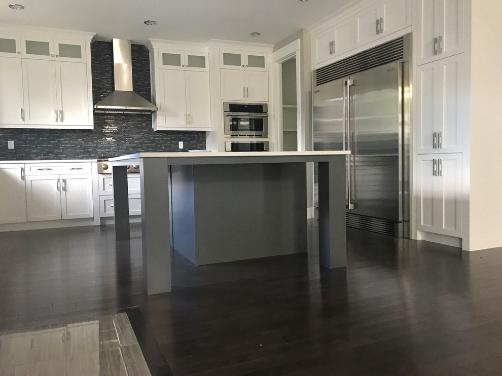 Kitchen - transitional kitchen idea in Calgary