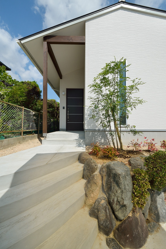 Inspiration för ett mellanstort minimalistiskt vitt hus, med allt i ett plan, blandad fasad, sadeltak och tak i metall