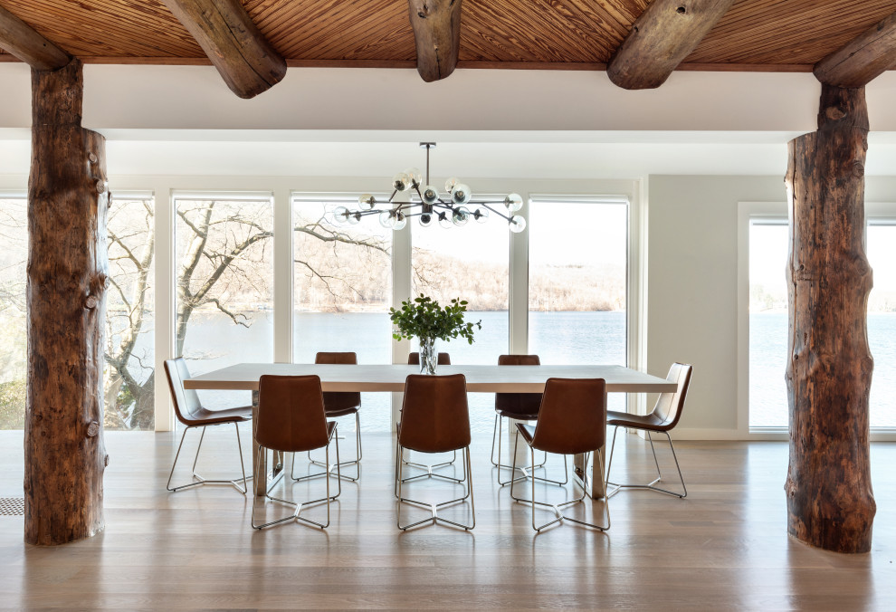 Réalisation d'une salle à manger chalet avec un mur gris, un sol en bois brun, un sol marron, poutres apparentes et un plafond en bois.