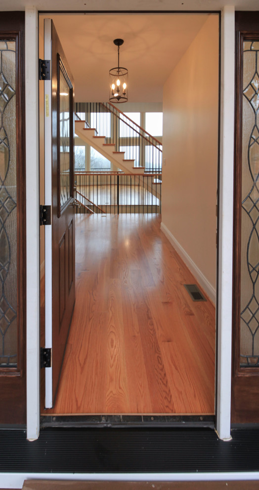 Diseño de escalera suspendida tradicional renovada grande con escalones de madera, contrahuellas de madera, barandilla de varios materiales y machihembrado
