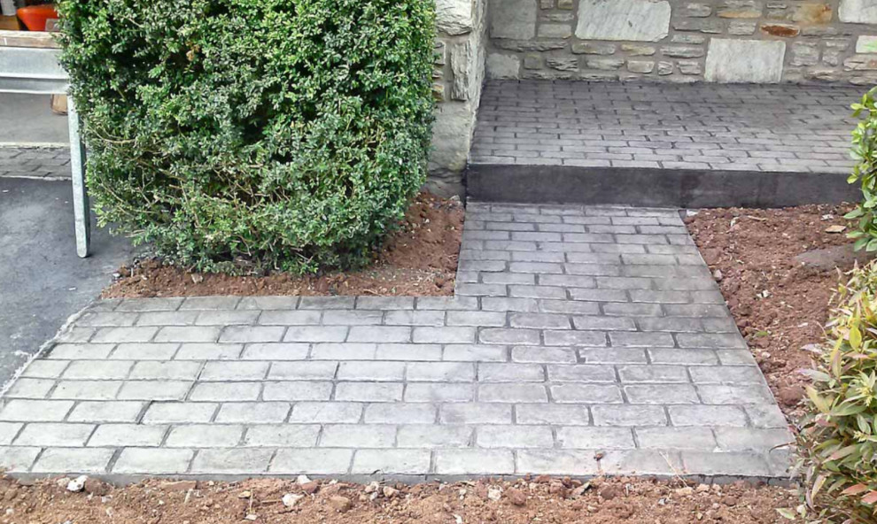 Design ideas for a traditional front yard garden in Philadelphia with concrete pavers.