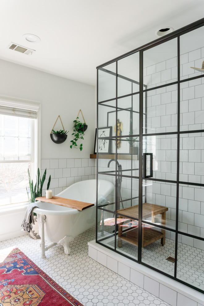 Bild på ett litet eklektiskt en-suite badrum, med släta luckor, skåp i mellenmörkt trä, ett badkar med tassar, en hörndusch, vita väggar, klinkergolv i keramik, ett undermonterad handfat, marmorbänkskiva, vitt golv och dusch med gångjärnsdörr