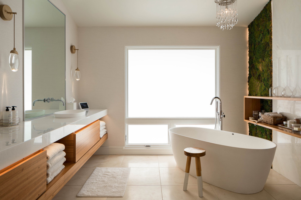 Cette photo montre une salle de bain principale tendance en bois brun avec un placard à porte plane, une baignoire indépendante, un mur beige, un lavabo posé, un sol beige, un plan de toilette blanc, meuble double vasque et meuble-lavabo suspendu.