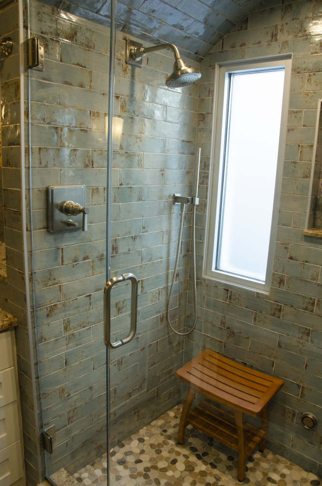 На фото: главная ванная комната среднего размера в стиле кантри с плоскими фасадами, белыми фасадами, открытым душем, унитазом-моноблоком, зеленой плиткой, керамической плиткой, зелеными стенами, полом из керамической плитки, врезной раковиной, столешницей из гранита, зеленым полом, душем с распашными дверями, зеленой столешницей, тумбой под одну раковину и встроенной тумбой