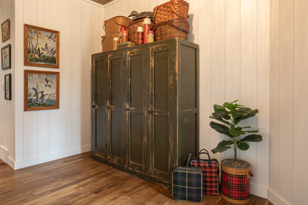 Kleiner Stilmix Eingang mit Stauraum, weißer Wandfarbe, braunem Holzboden, braunem Boden, Holzdecke und Holzwänden in Sonstige