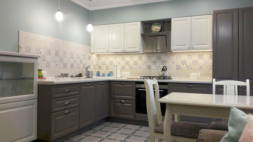 Design ideas for a small traditional kitchen in Moscow.