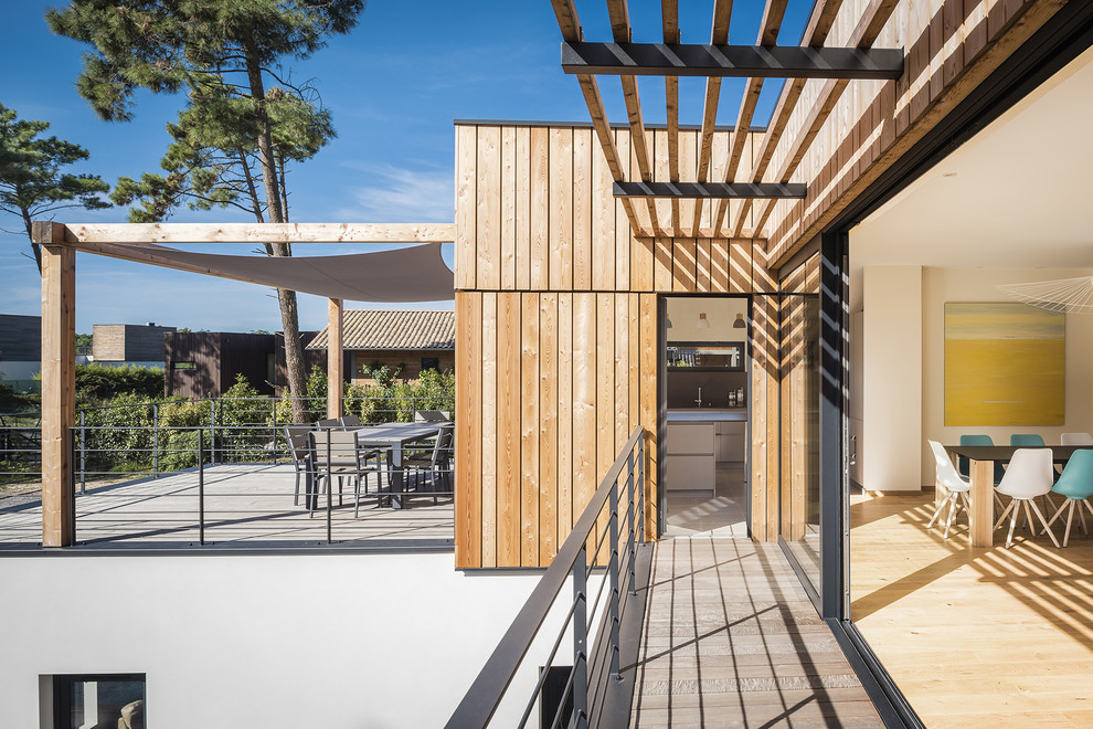 Inspiration pour une terrasse latérale design.