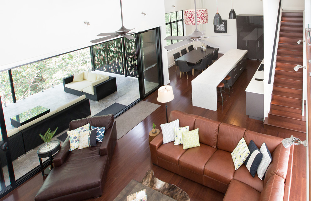 Photo of a contemporary living room in Brisbane.