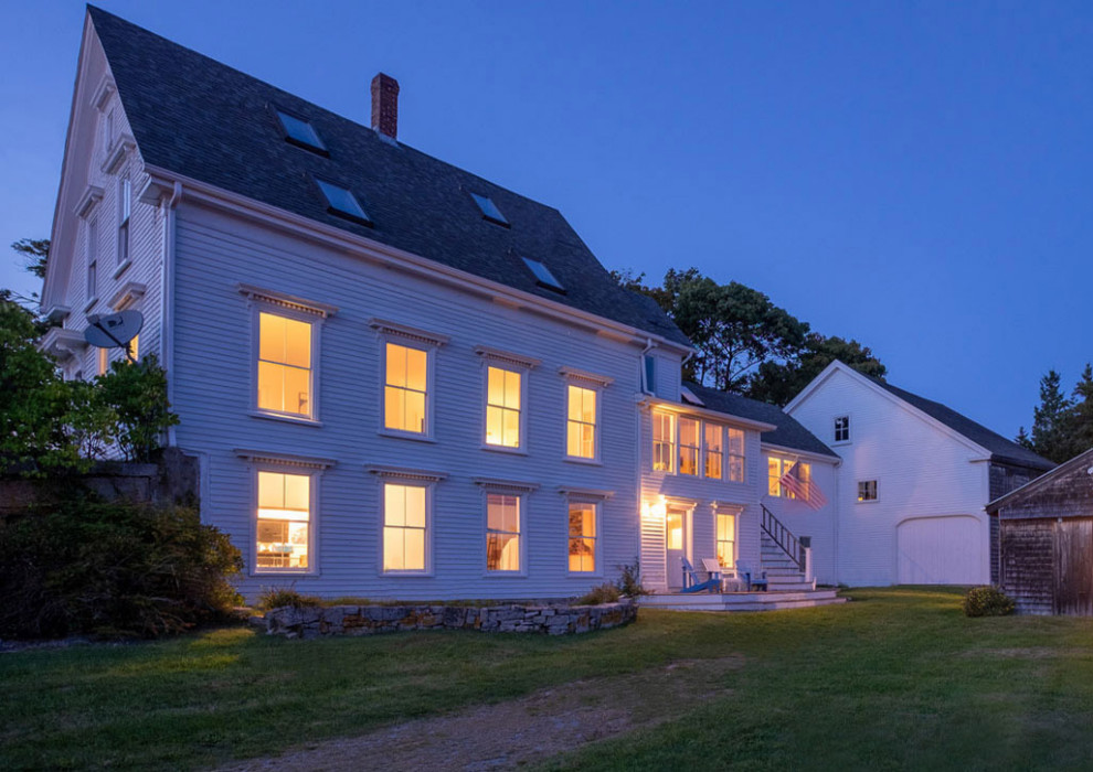 Vierstöckiges Landhaus Haus mit weißer Fassadenfarbe, Satteldach, Schindeldach und Verschalung in Portland Maine