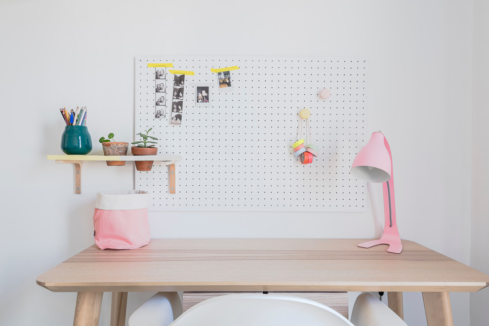 This is an example of a scandinavian kids' room in Bordeaux.