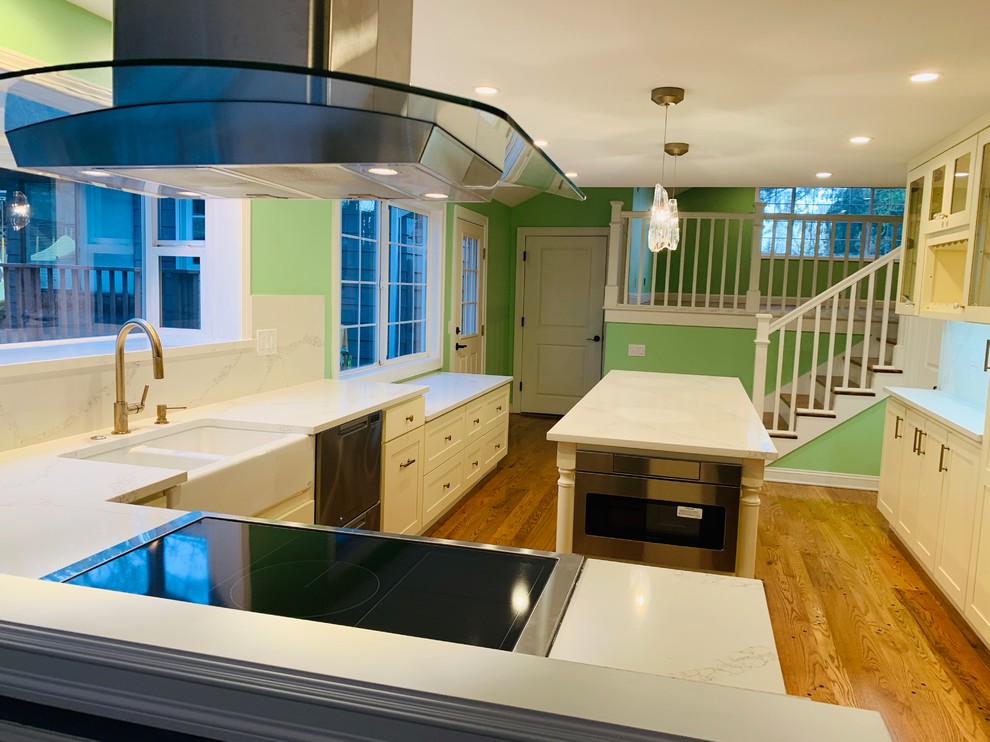 Example of a transitional home design design in Seattle