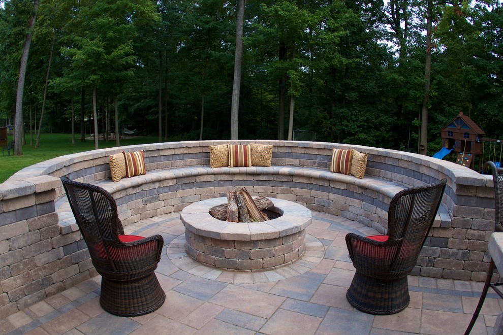Design ideas for a traditional patio in Columbus with a fire feature.
