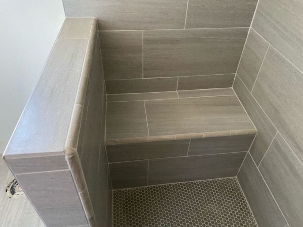 Idéer för att renovera ett litet funkis vit vitt badrum med dusch, med öppna hyllor, vita skåp, ett fristående badkar, en öppen dusch, en bidé, vit kakel, keramikplattor, grå väggar, mellanmörkt trägolv, ett konsol handfat, granitbänkskiva, grått golv och med dusch som är öppen