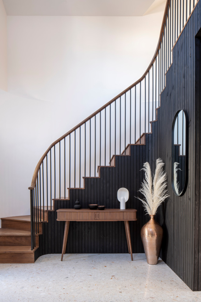 Idées déco pour un escalier courbe contemporain de taille moyenne avec des marches en bois, des contremarches en bois et un garde-corps en métal.