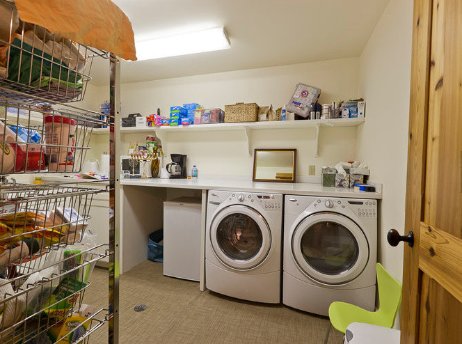 Laundry room - traditional laundry room idea in Denver