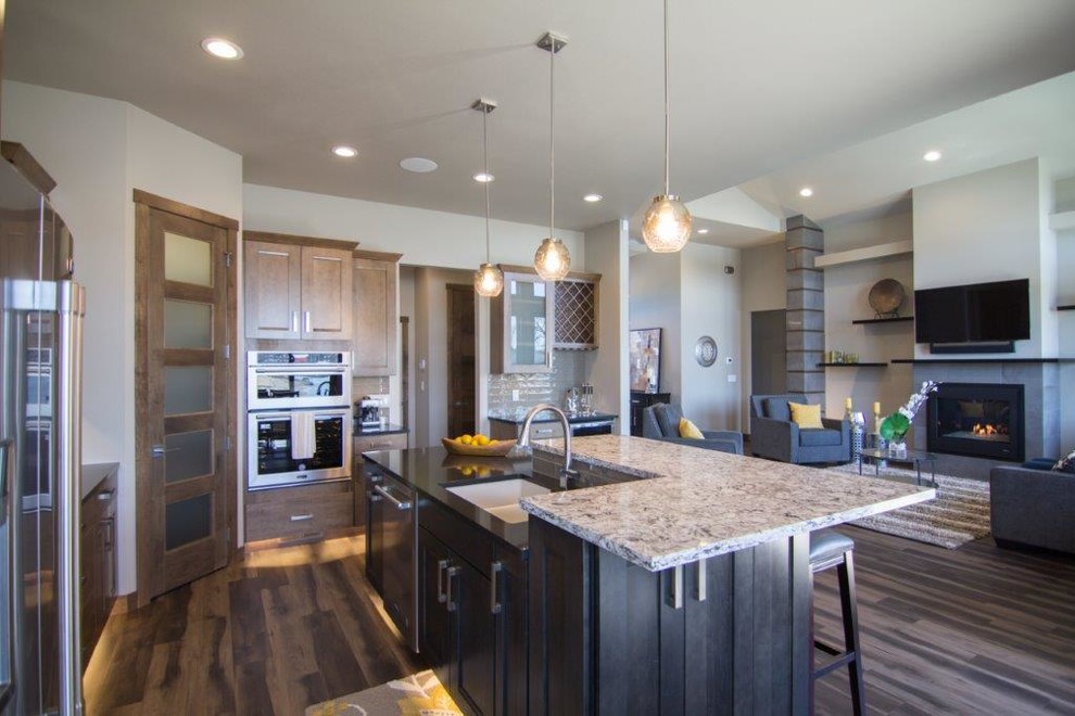 Kitchen - mid-sized transitional kitchen idea