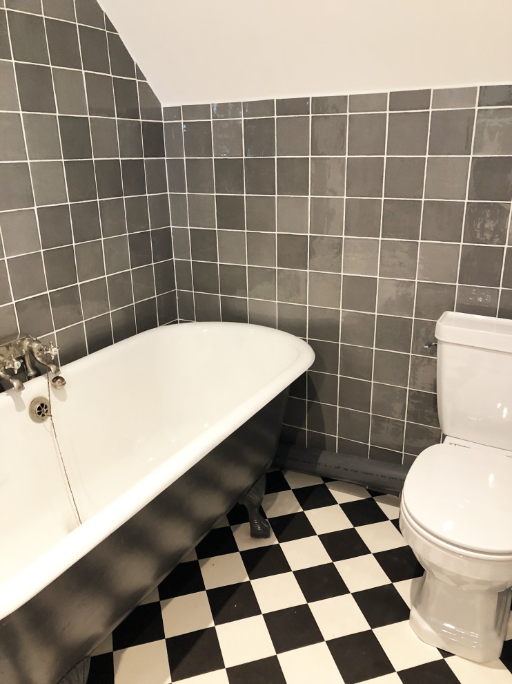 Design ideas for a small traditional bathroom in Angers.