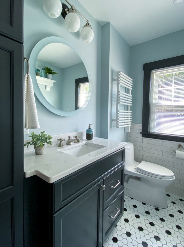 Идея дизайна: главная ванная комната в классическом стиле с фасадами с выступающей филенкой, серыми фасадами, ванной на ножках, раздельным унитазом, белой плиткой, плиткой кабанчик, синими стенами, полом из керамогранита, врезной раковиной, столешницей из искусственного кварца, белым полом, душем с распашными дверями, тумбой под одну раковину и встроенной тумбой