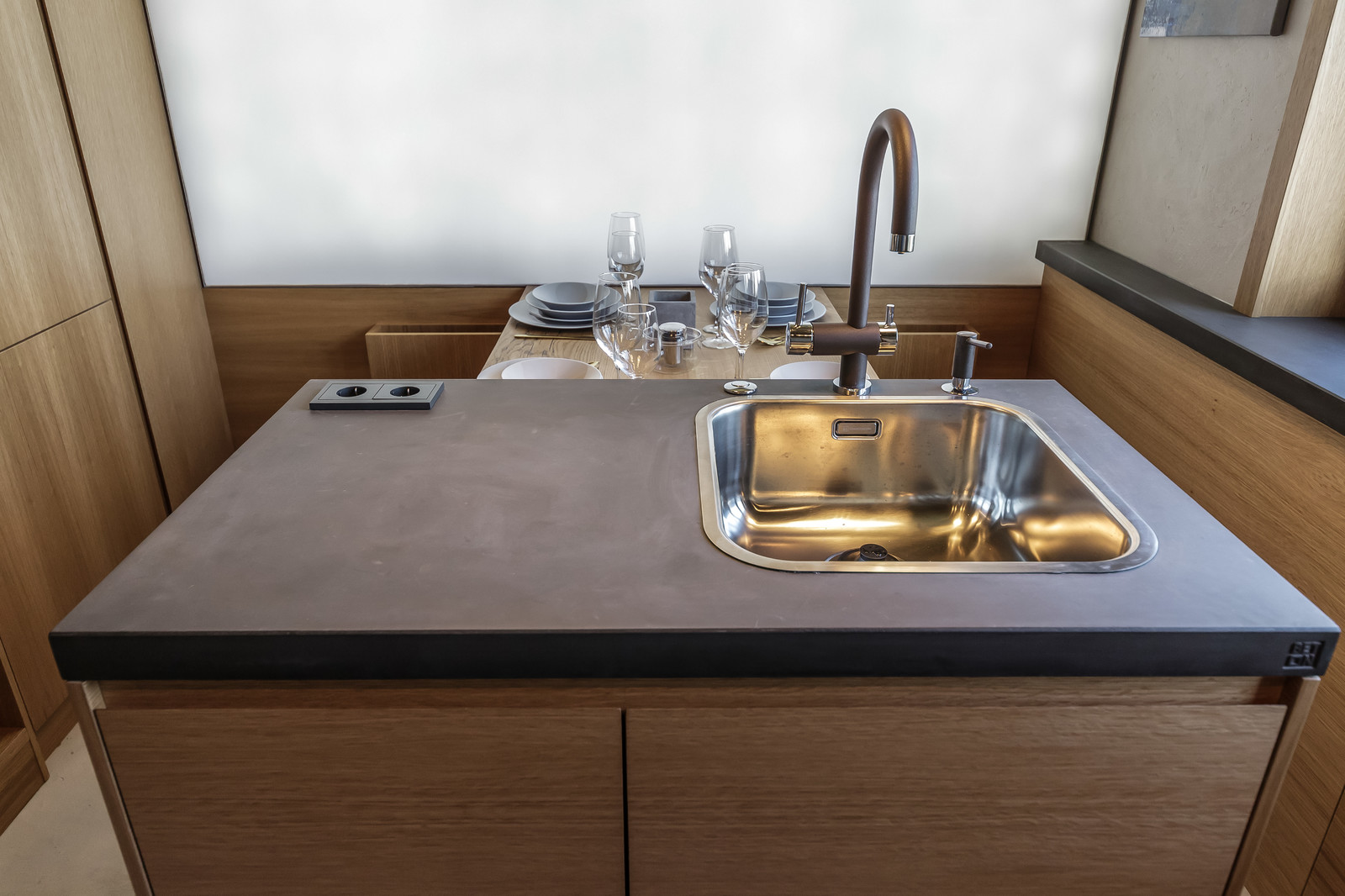 ДУБ, БЕТОН И СЛАНЕЦ