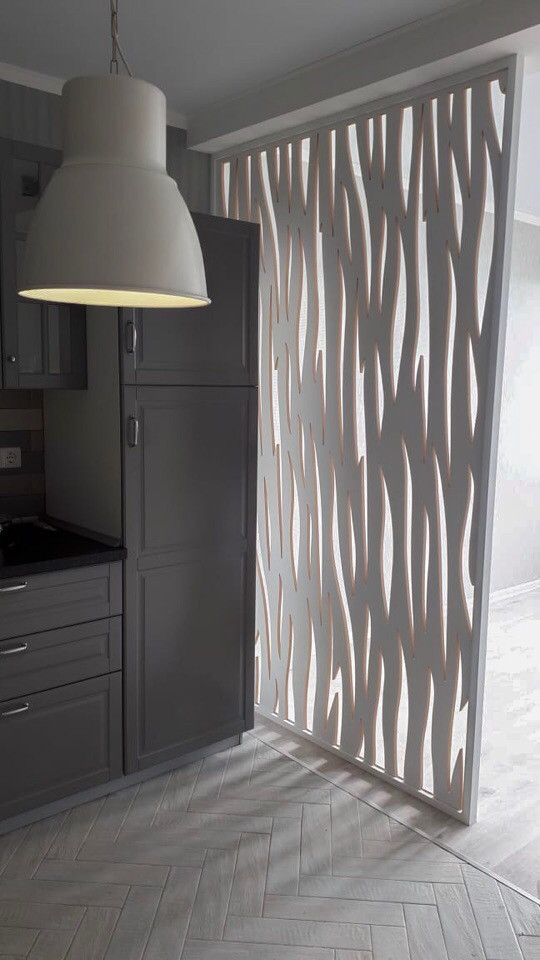 Зонирование резными перегородками